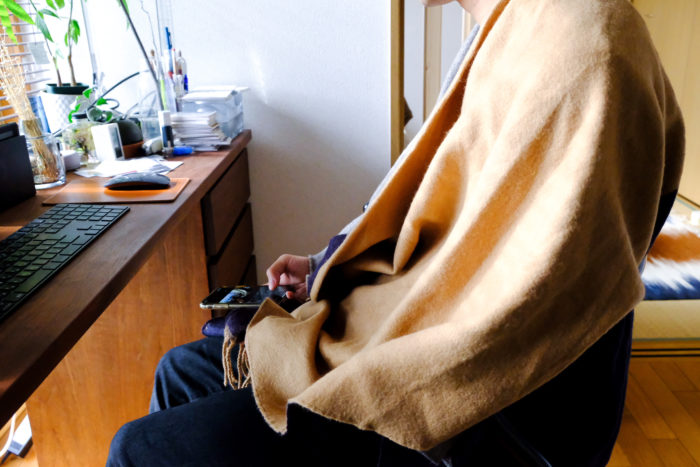 すっぽり包み込んで布団の中のような暖かさ。ユニクロのビッグストールがPC作業中の羽織に丁度いい。