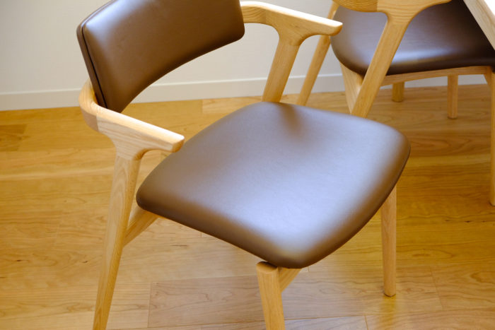 組み合わせが色々と選べる。平田椅子製作所の『 CAPRA Half Arm Chair 』と『 TOPO Bench 』