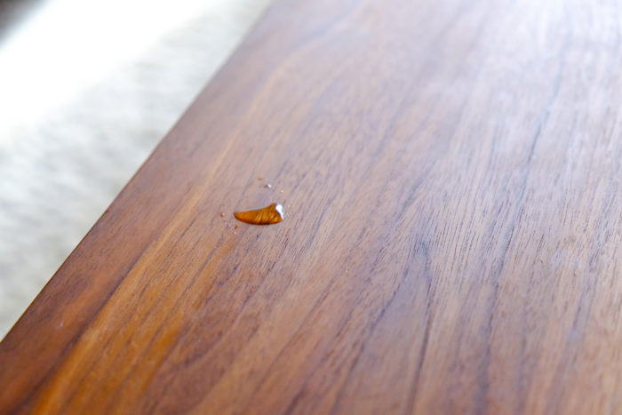 家具のへこみ跡を自分で直そう。水とアイロンを使って家具に出来た打痕を復活させる方法をご紹介します。
