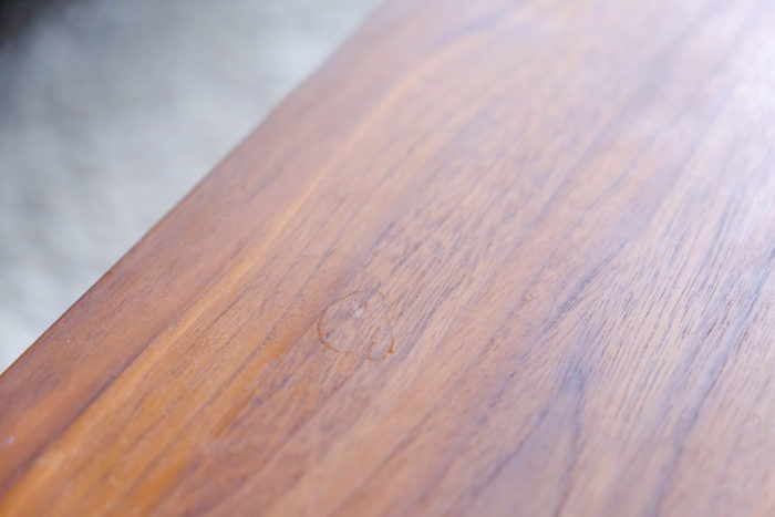家具のへこみ跡を自分で直そう。水とアイロンを使って家具に出来た打痕を復活させる方法をご紹介します。