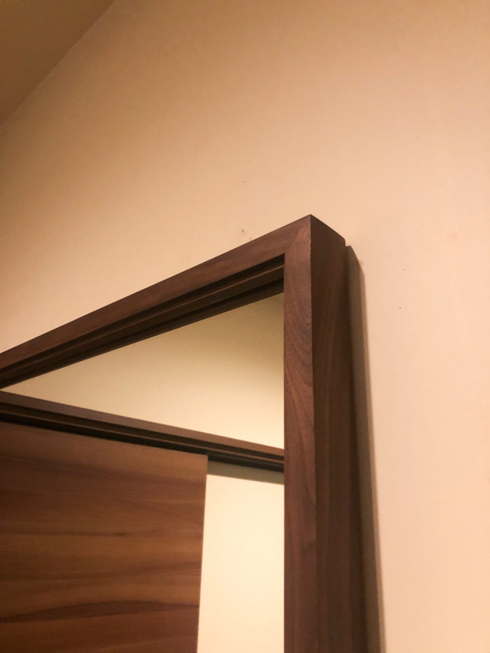ウォールナットのフレームが極上のシンプルさ。佐賀県の家具メーカー CLASSE の『リーブスミラー』【下地の無い石膏ボードの壁に取り付け】