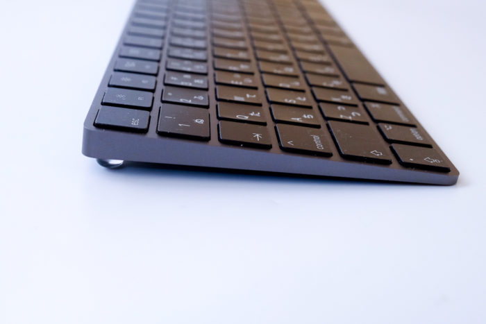 Magic keyboard をもっとタイピングしやすく。3Mのクッションゴムでキーボードの角度を調整してみました。