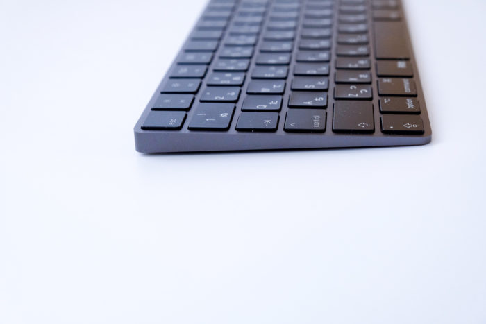 Magic keyboard をもっとタイピングしやすく。3Mのクッションゴムでキーボードの角度を調整してみました。
