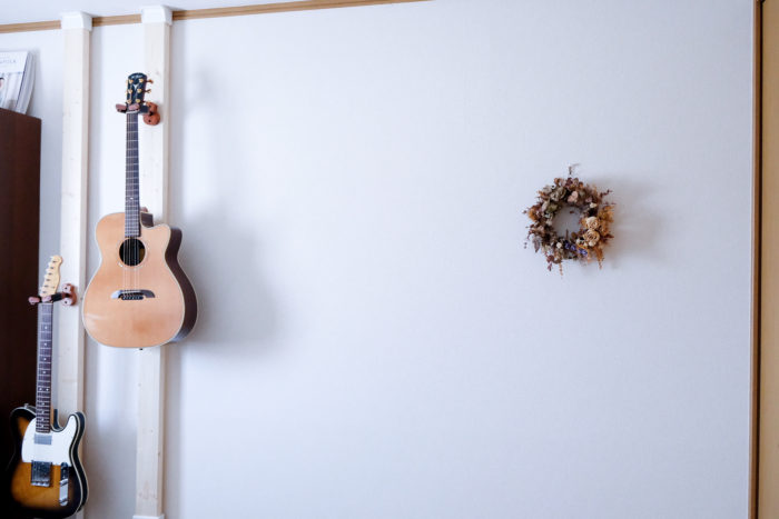ディアウォールで壁掛けギターハンガーを賃貸に。アパートでも壁にギターをかける方法。