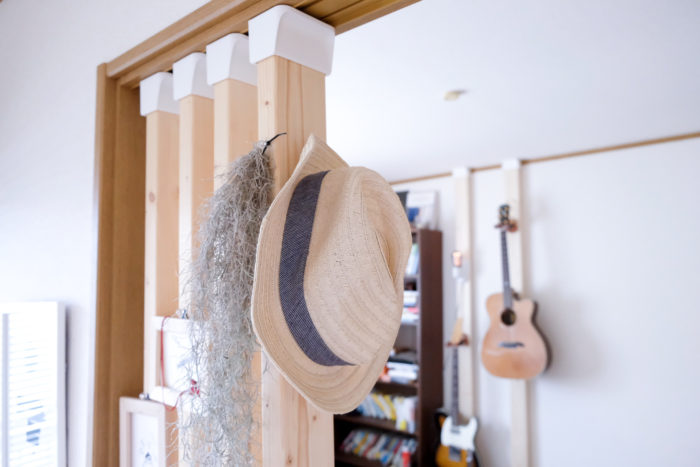 部屋の柱に無垢の止まり木フック。シンプルな木製のフックを部屋に取り付けました。【槿ノ里】