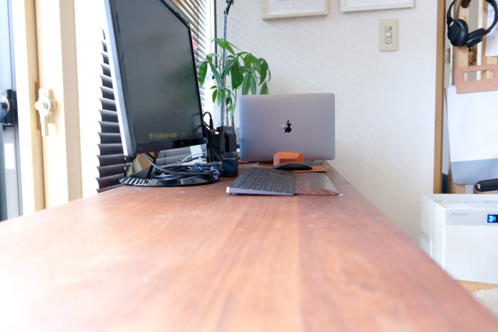 【DIY】MacBookの縦置き木製スタンドを自作。クラムシェルモード時のデスクスペースを有効活用。