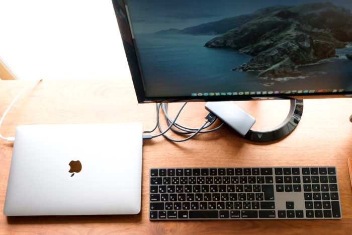 【DIY】MacBookの縦置き木製スタンドを自作。クラムシェルモード時のデスクスペースを有効活用。