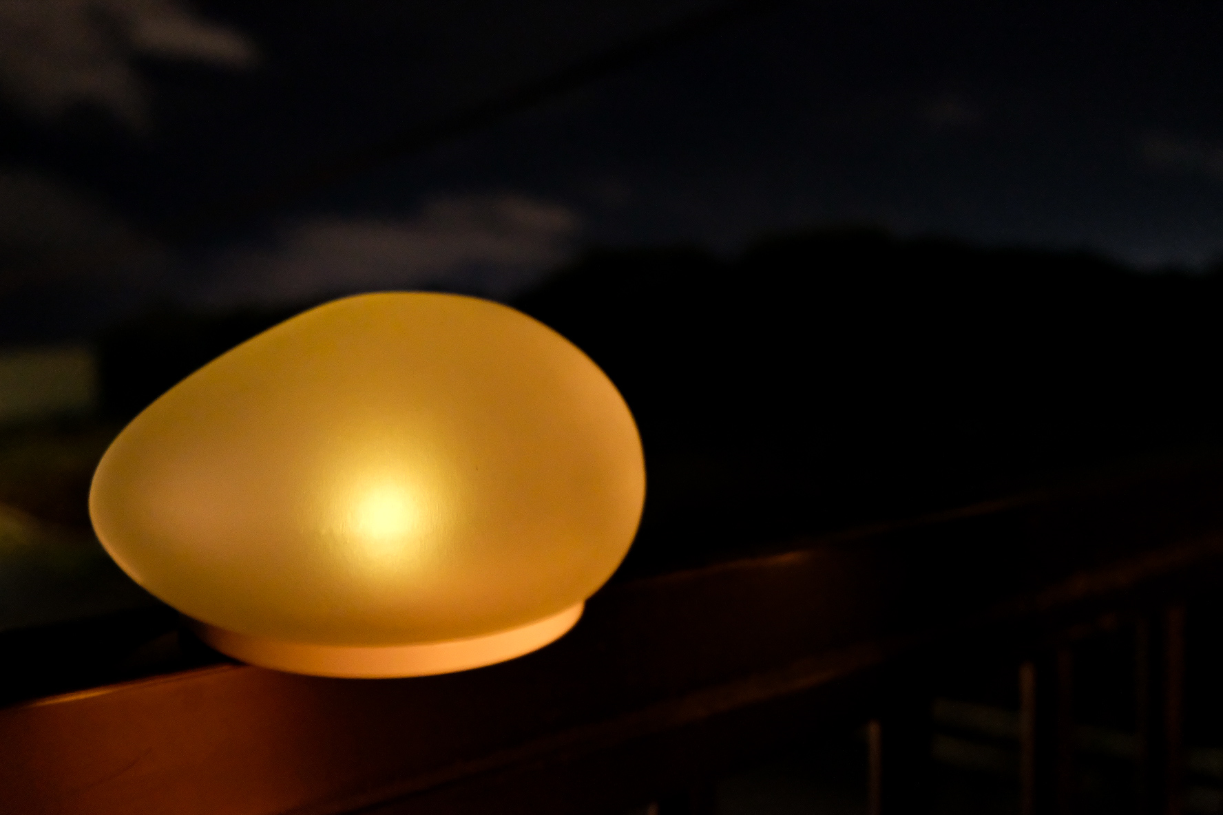 夜の訪れを告げる光る石。ディクラッセの『LED solar stone』