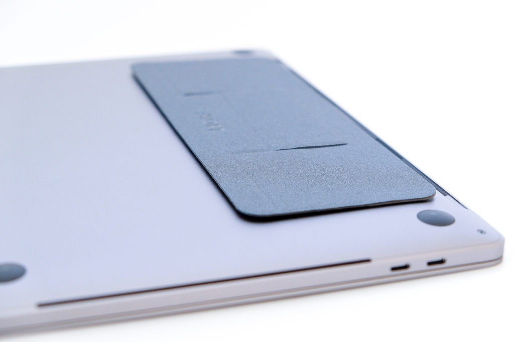 薄さ3mmのPCスタンド。『MOFT MINI』でMacBookのタイピングはしやすくなります。
