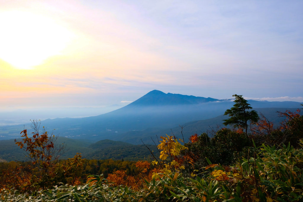 冷えこんだ朝。八幡平山頂から感じる岩手の秋の始まり。