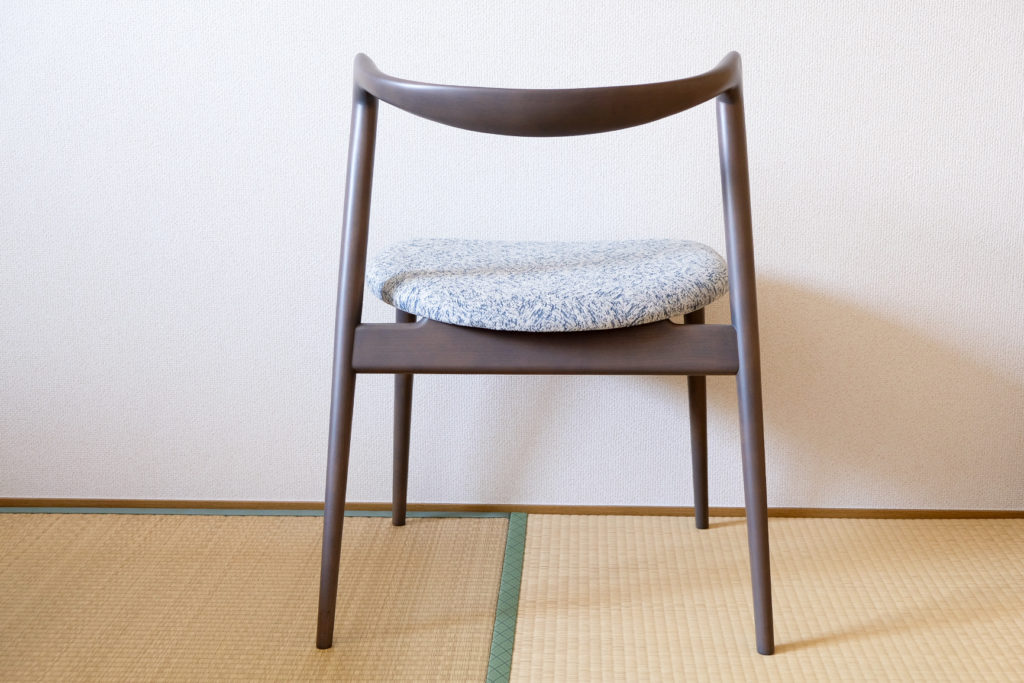 ソファメーカーが作った椅子。フクラの『カストール・D アームレスチェア』