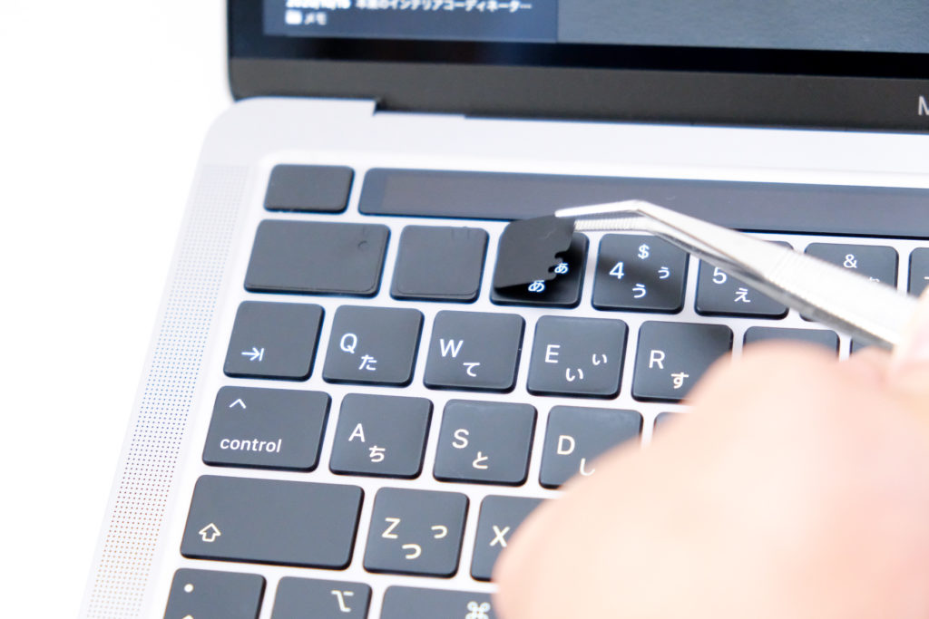 Macbookのキーボードをノイズレスに。『ブラックアウトステッカー(2020改良版)』【キーボードのテカリ防止にも】