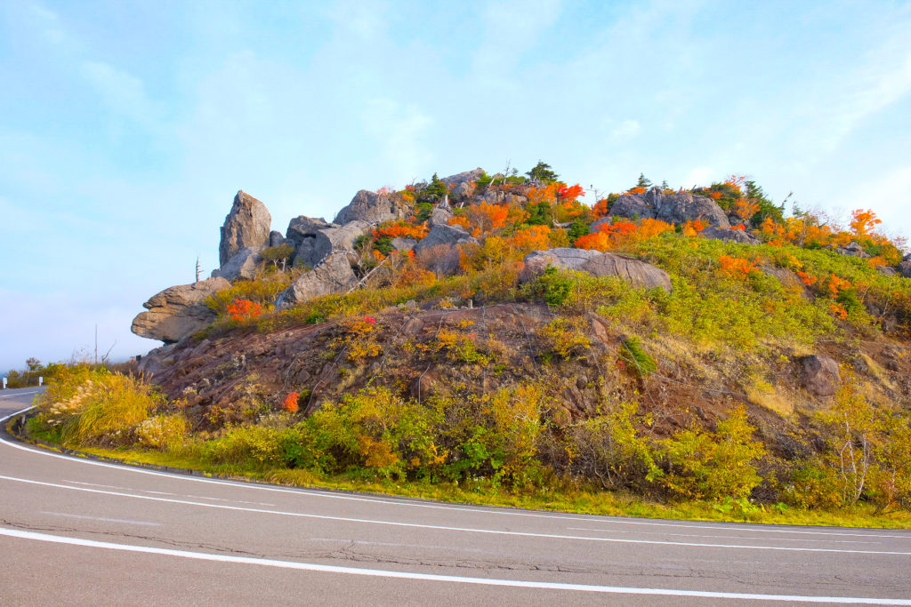 冷えこんだ朝。八幡平山頂から感じる岩手の秋の始まり。