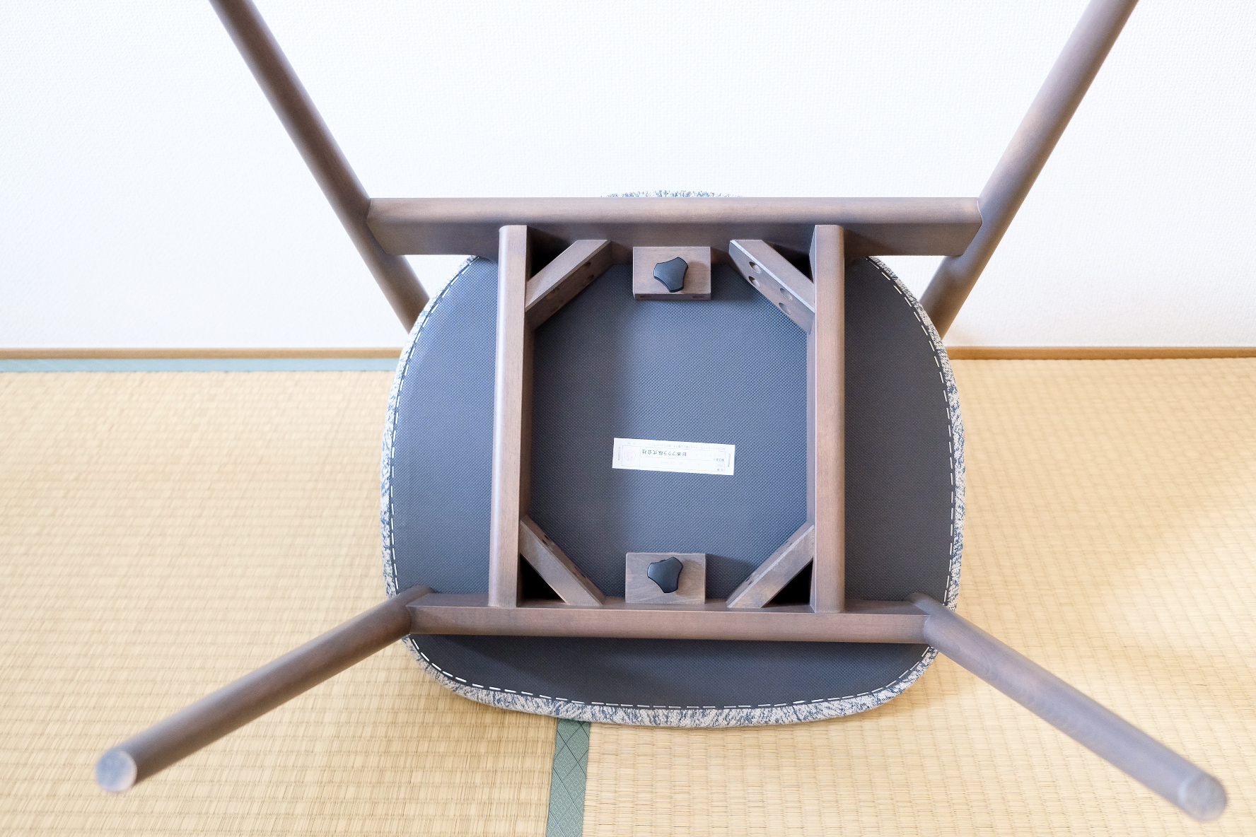 ソファメーカーが作った椅子。フクラの『カストール・D アームレスチェア』｜暮らしとインテリア SUMURO(スムロ)