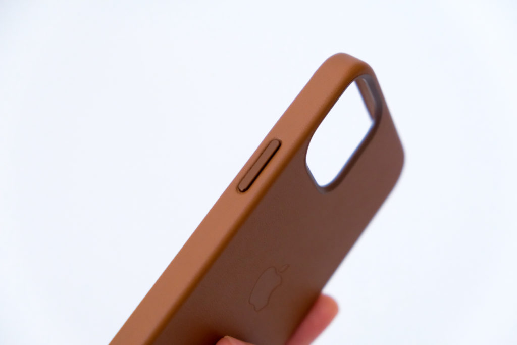 iPhone 12 mini の純正レザーケースが先に届いた。質感やサイズ感などを先行チェック。
