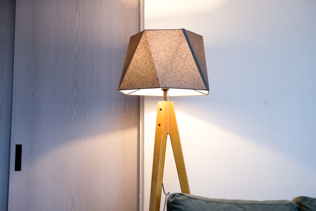 フロア照明はリビングの印象を変える。ARTWORKSTUDIO『Espresso 2-floor lamp』