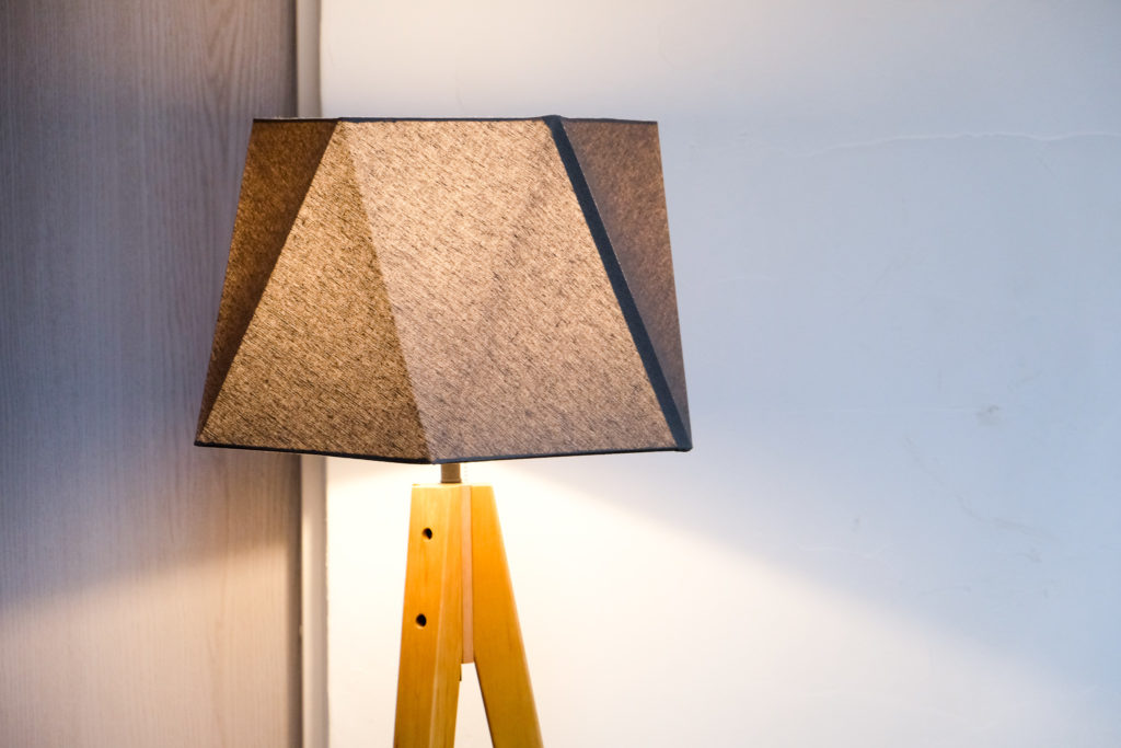 フロア照明はリビングの印象を変える。ARTWORKSTUDIO『Espresso 2-floor lamp』