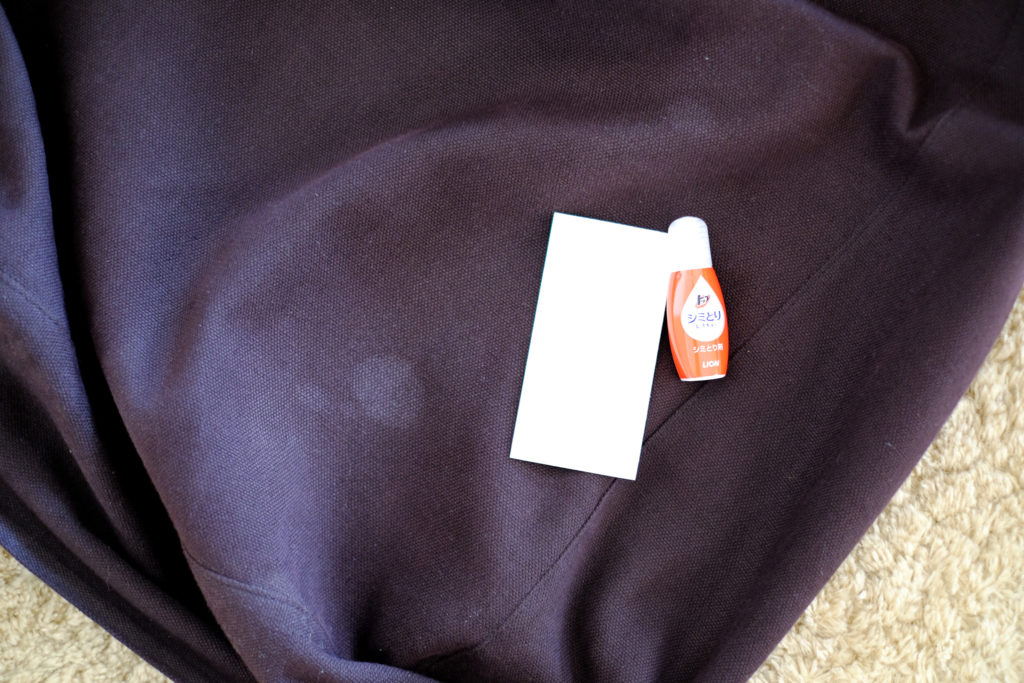 ソファの布に付いてしまった油染みを消す。トップ シミとりレスキュー。