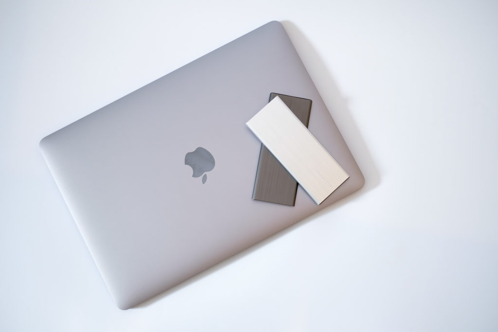 Mac製品に合う。エレコムのスタイリッシュなSDカードケース。【ミニマル】