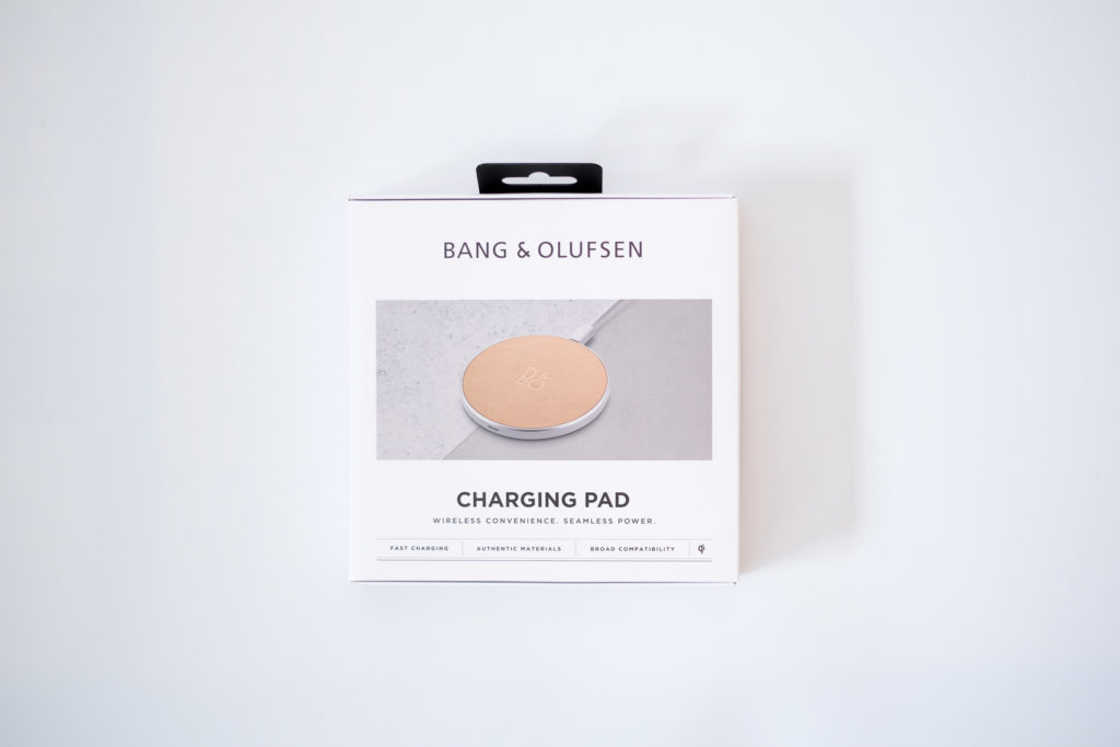 『Beoplay Charging pad』はインテリアに溶け込むワイヤレス充電パッド。【bang ＆ olufsen】