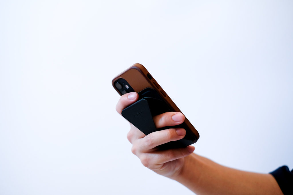 くっつけて持ち運べる。『magsafe対応のMOFT iPhoneスタンド』レビュー。【１つで４つの使い方】