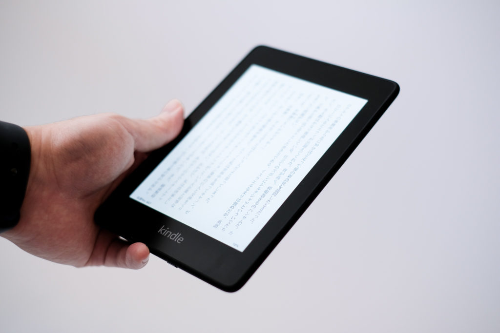 Kindle とiPad で電子書籍を読むのはどちらが適しているか?それぞれの優れている点を比較し考えてみる。